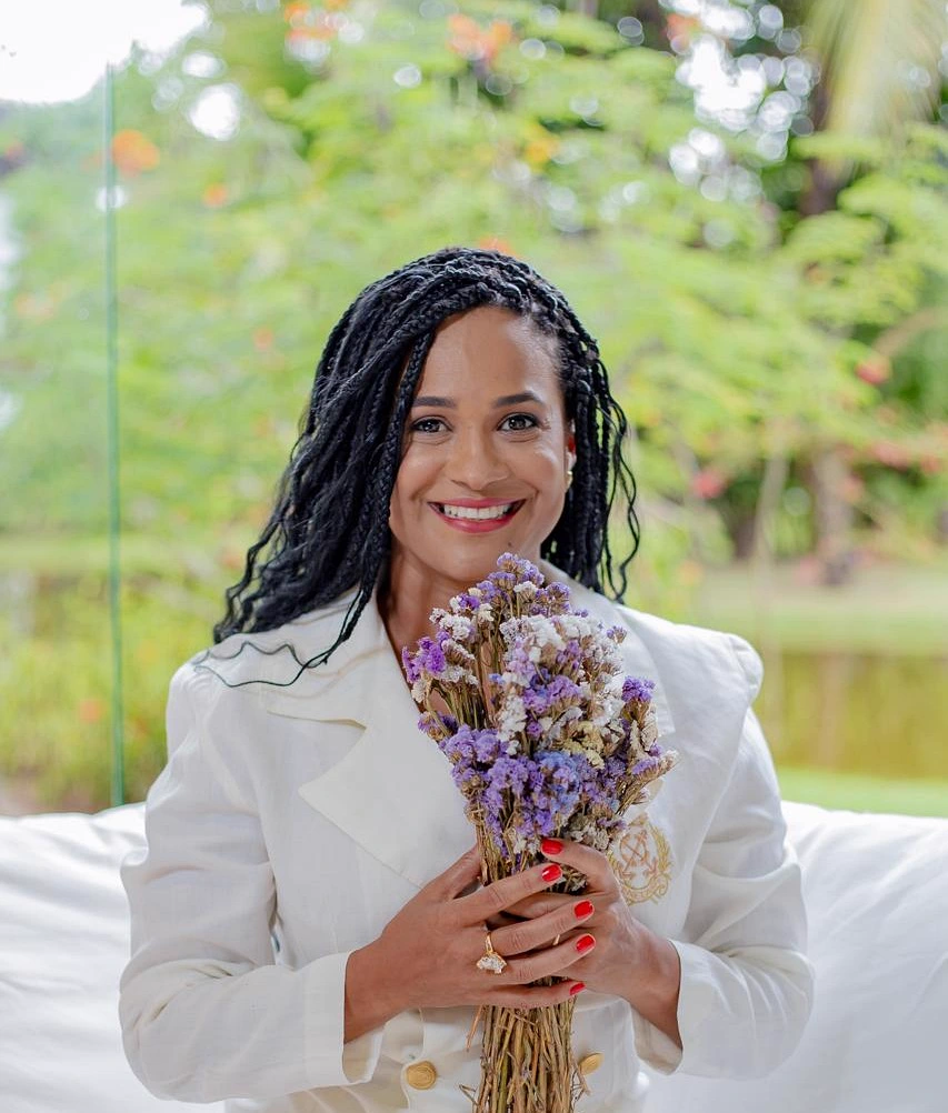 Mulher sorrindo com um buquê de flores
